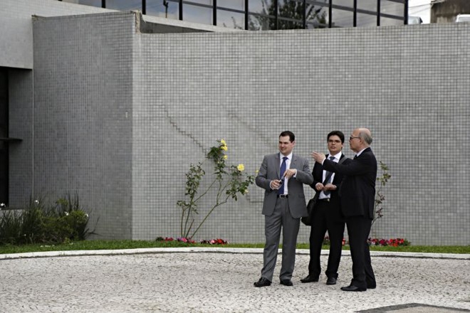 Advogados dos presos na operação Lava Jato aguardam visitas de familiares do lado de fora da sede da Polícia Federal | 