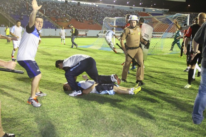 Integrante da comissão técnica do LEC pede, desesperadamente, atendimento médico para massagista desacordado. | 