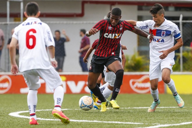 O Atlético venceu o Paraná por 1 a 0, no Trieste, e sagrou-se campeão estadual sub-17. | 