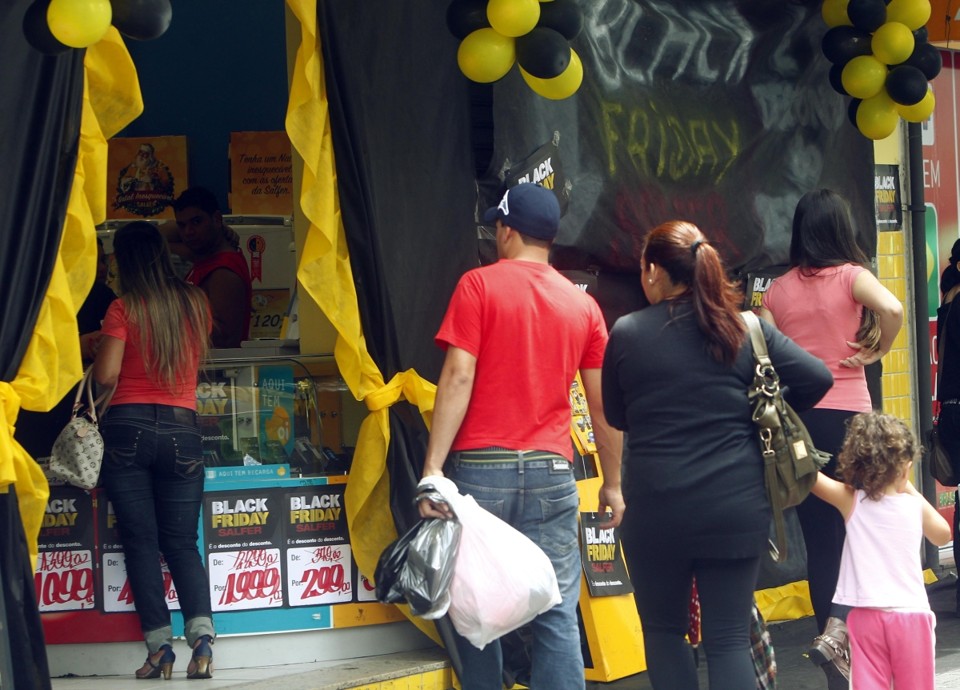 Em 2013, lojas do Centro de Curitiba apostaram em cores fortes nas vitrines para atrair o consumidor na Black Friday | Albari Rosa/Agência de Notícias Gazeta do Povo