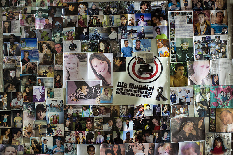 Painel fotográfico de lembranças das vítimas de trânsito, que está montado no IPTran | Brunno Covello / Gazeta do Povo