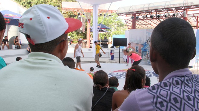 Público observa apresentações. | 