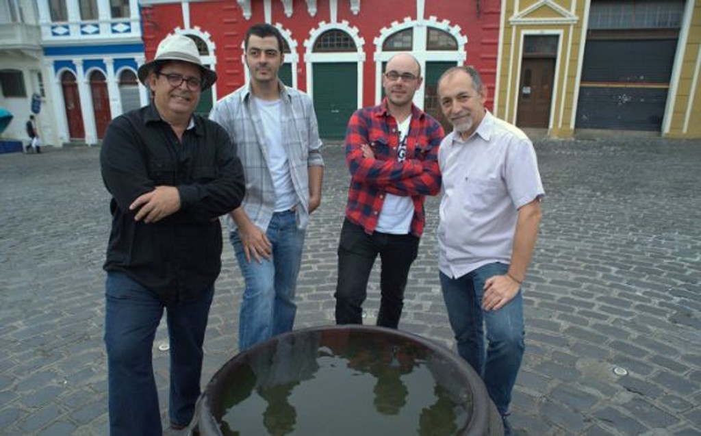 Dante Mendonça, João Paulo de Carvalho, Thiago Bueno Salcedo e Odil Ribeiro (a partir da esq.) acabam de colocar no ar a galeria virtual www.aquarelistas.com, lançada pela Sociedade de Aquarelistas do Paraná. Inicialmente com 40 trabalhos, semanalmente a galeria será acrescida com novos, do mesmo grupo