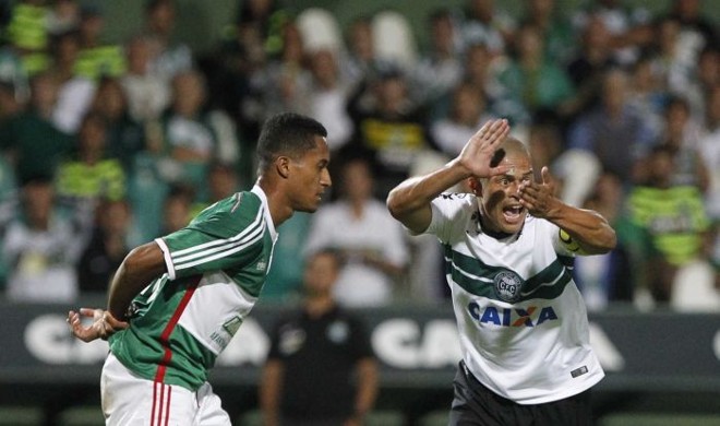 Alex pede a bola em bom lance do ataque Coxa |