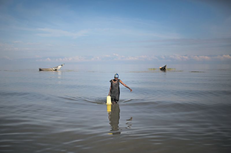 Cresce o conflito envolvendo a exploração de petróleo no lago Edward, que é parte do Parque Nacional do Virunga, habitat de gorilas e leões | Fotos: Uriel Sinai/The New York Times