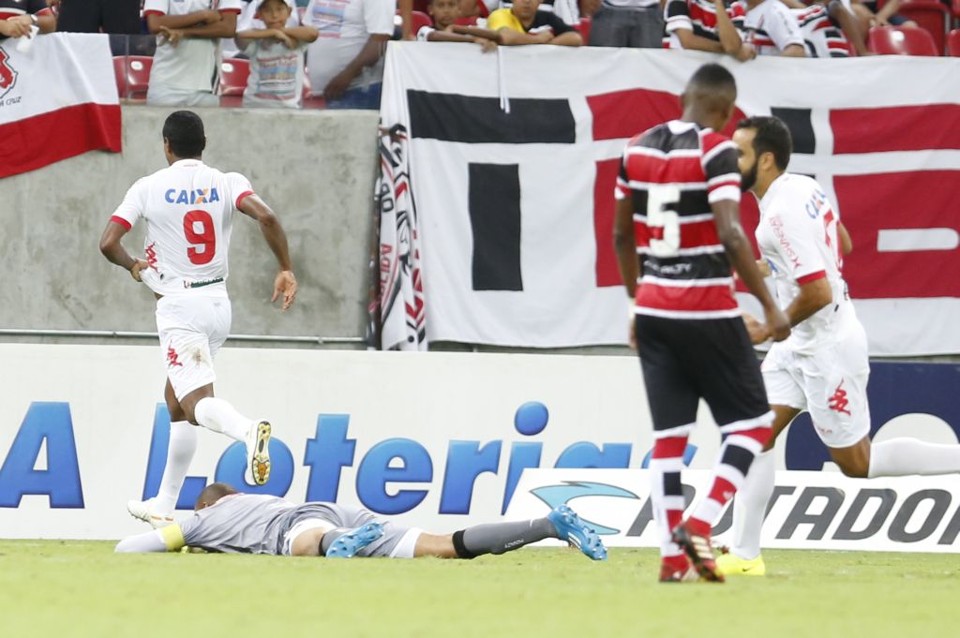 Max (ao fundo) comemora o gol que impediu a entrada do Santa Cruz no G-4 e ressuscitou o América-RN. | Alexandre Gondim/ JC Imagem/ Folhapress