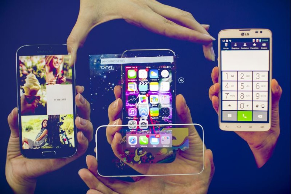 De acordo com o modelo entregue, o cliente receberá créditos para ajudar na compra de um iPhone ou iPad | Brunno Covello/Gazeta do Povo.