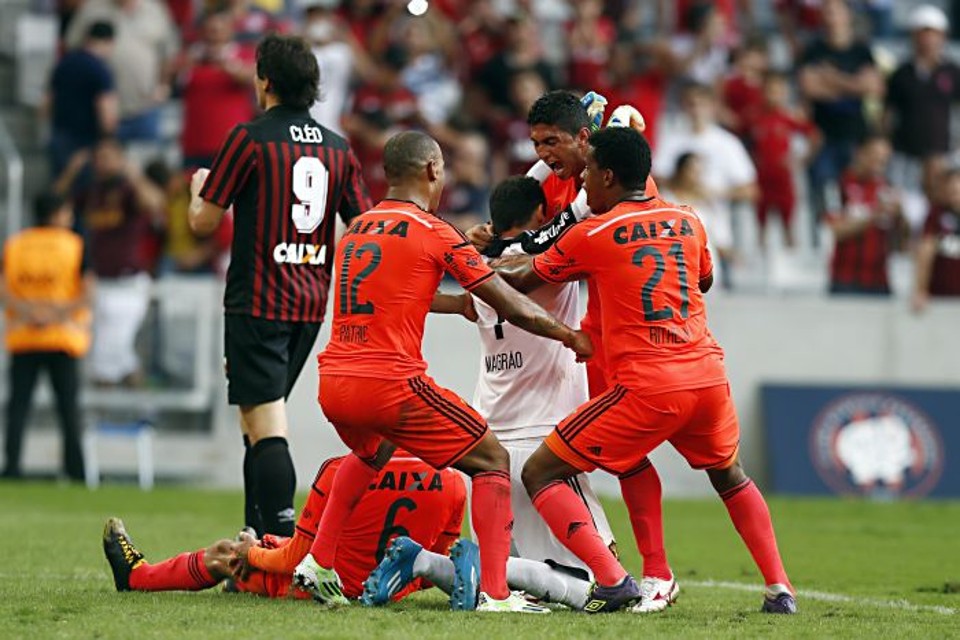 Cléo lamenta o pênalti perdido na Arena, enquanto o goleiro Magrão é celebrado pelos companheiros do Sport | Albari Rosa / Gazeta do Povo