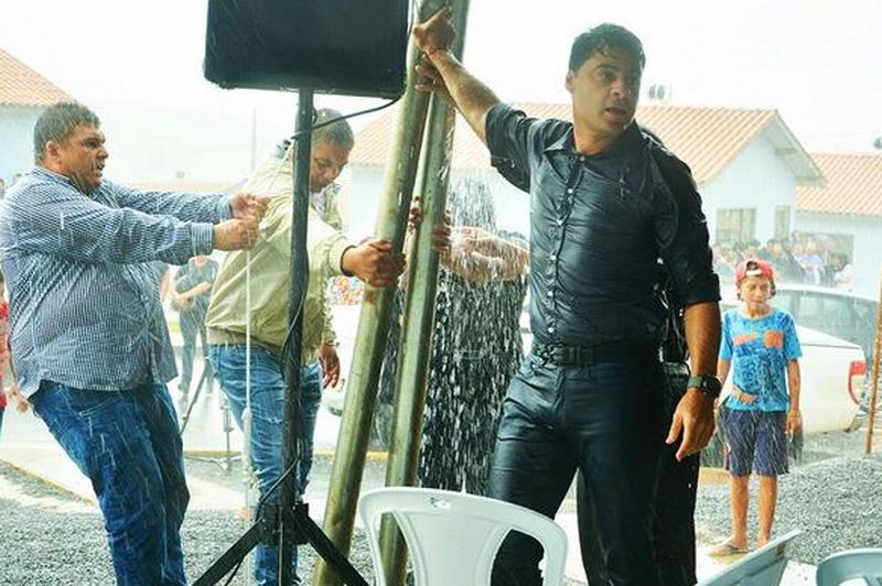 Duas pilastras que sustentavam a tenda montada para o evento em Ponta Grossa caíram com o temporal, atingindo três mulheres. O prefeito Marcelo Rangel precisou ajudar a sustentar as pilastras após o incidente | Arquivo Pessoal / Divulgação