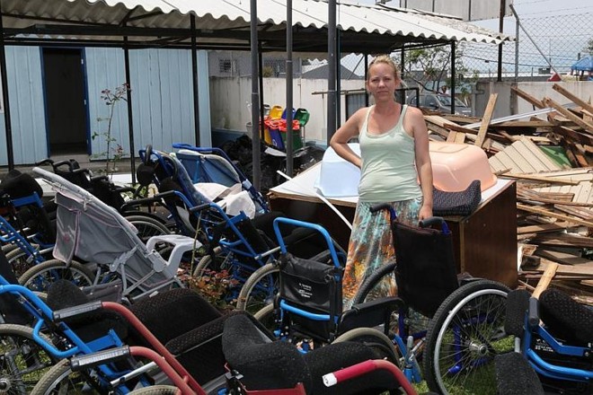 Andréa Haas, diretora da Escola Campo Largo ERCE, que atende apenas crianças com deficiência, em meio às cadeiras de rodas dos alunos, móveis e entulhos | 