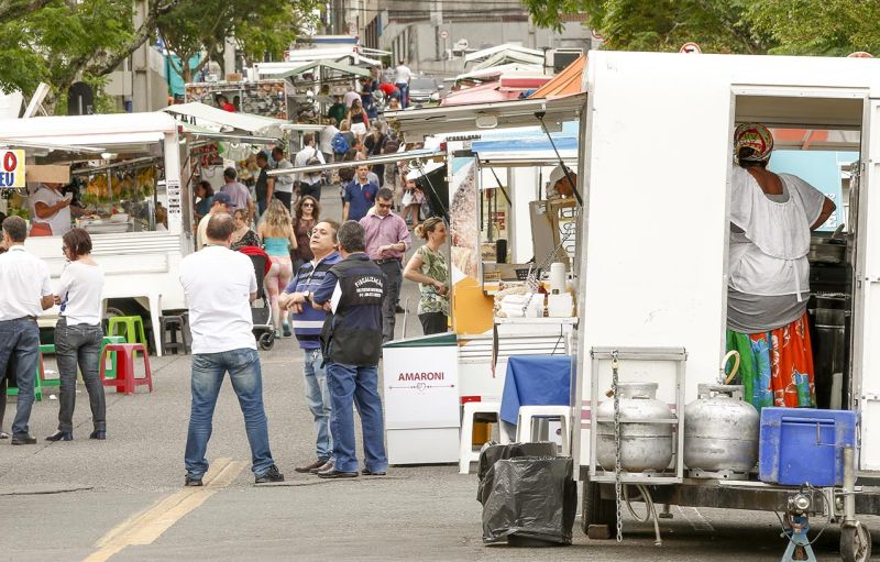Técnicos do Programa Feira Segura em fiscalização das barracas no bairro Água Verde | Hugo Harada/Gazeta do Povo