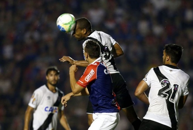 Zagueiro Rodrigo faz o corte em lance de ataque do Paraná |