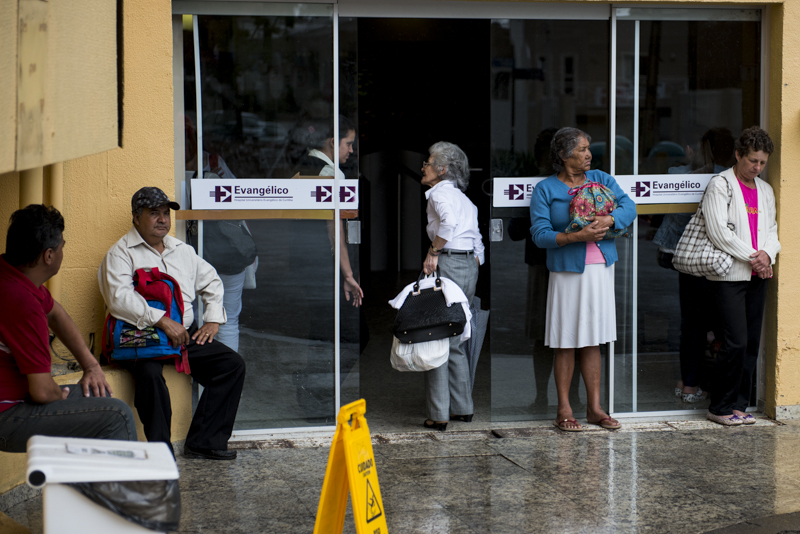 Na terça, pacientes eram informados da suspensão de atendimento na porta do hospital. Situação segue a mesma nesta quarta | Henry Milleo/Agência de Notícias Gazeta do Povo