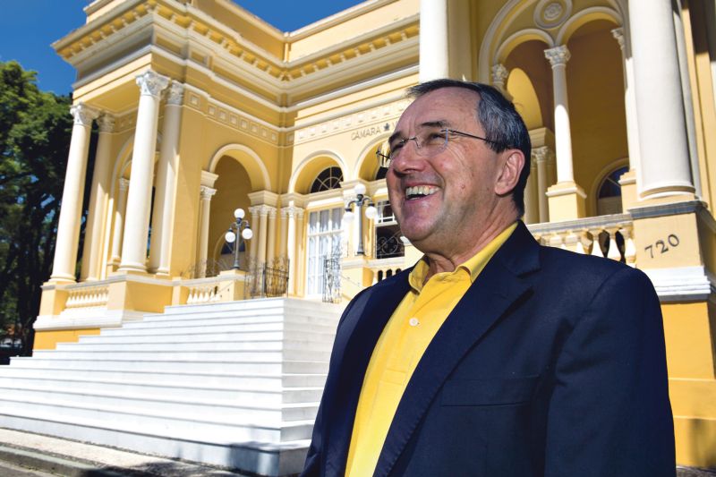 Laurentino Gomes em frente ao prédio da Câmara Municipal de Curitiba: anedotas sobre demissão na juventude | Henry Milléo/Gazeta do Povo