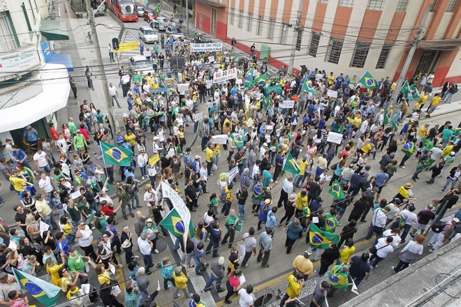 Protesto saiu da Praça Rui Barbosa, percorreu algumas ruas, passou em frente à Gazeta do Povo e voltou para a Praça |