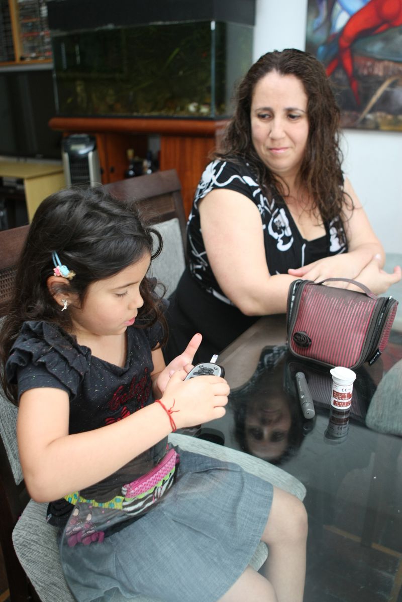 Sarah, orientada por Ana Claudia, aprendeu a lidar com a doença sem precisar mudar a rotina | Aniele Nascimento / Gazeta do Povo