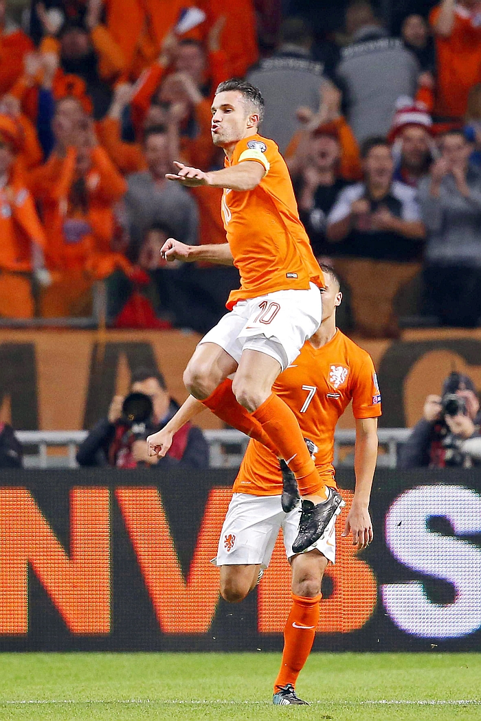 Van Persie faz o primeiro gol, de cabeça, aos 6 minutos de jogo contra a Letônia. | REUTERS-Paul Vreeker-United Photos