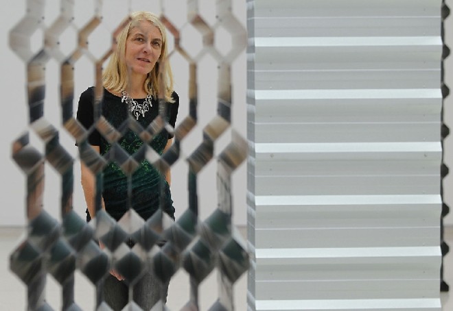 Em suas obras, curitibana continua abordando aspectos do meio urbano |