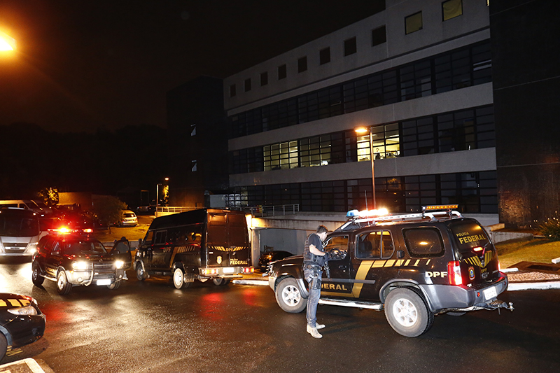 Movimentação na sede da PF de Curitiba, que concentra as investigações: maioria dos presos chegou na madrugada de sábado | Hugo Harada/Gazeta do Povo