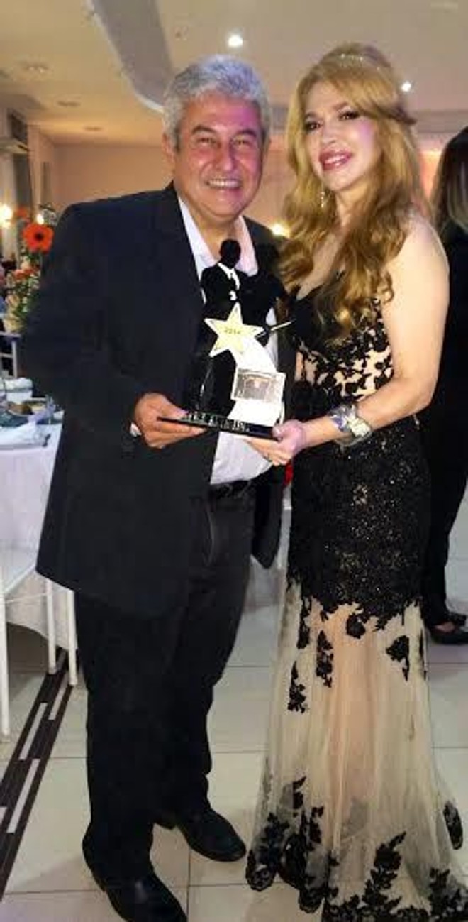 Diretora e cofundadora do Instituto Pelé Pequeno Príncipe, a doutora Mara Cordeiro recebeu, em Camboriu, Santa Catarina, o Troféu Homens e Mulheres que Brilham 2014, das mãos de Marcos Portes, primeiro astronauta brasileiro. A bela Mara Cordeiro vestia elegante criação da Compagnia Internazionale, de Larissa e Ana Lúcia Hyczy |
