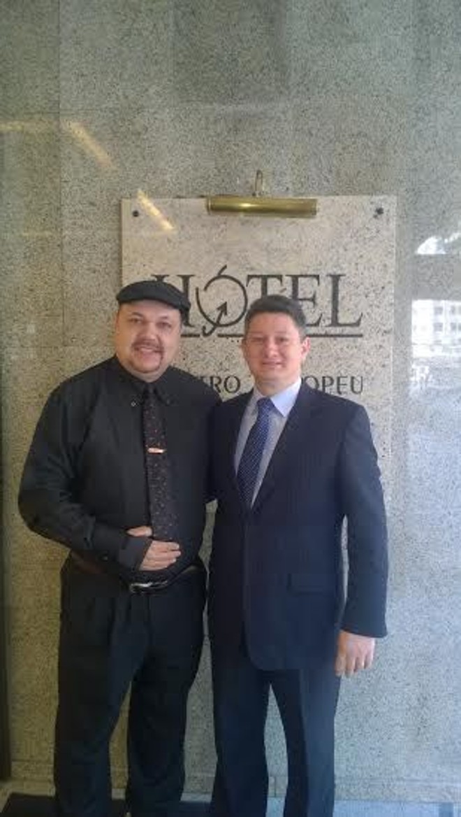 Da direção da The International Institute Culinary of Japan, radicado há 20 anos no Sol Nascente, o chef brasileiro Ricardo Juneck deu oficinas gastronômicas em Curitiba, recentemente. Na foto, Juneck, à esquerda, com o simpático Jair Ansolin, gerente geral do Hotel Centro Europeu, onde se hospedou |