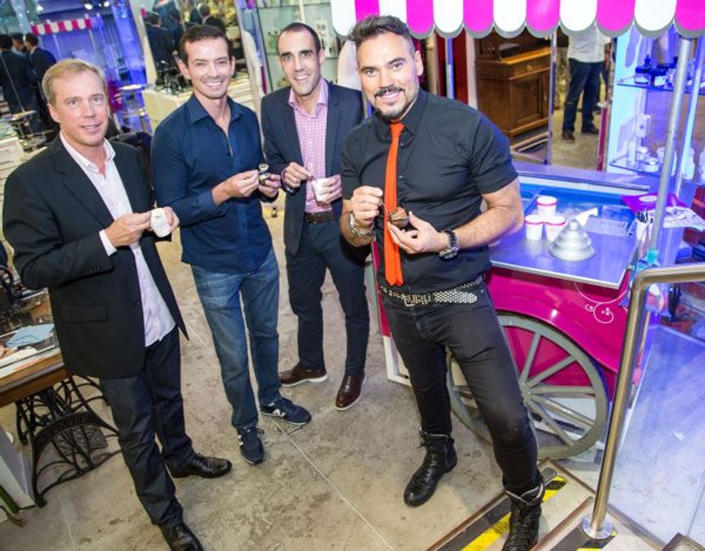 OcoiffeurViktor Gonçalves (de gravata) com seus amigos José Ost e Roberto Couto (ambos à esq.) e o presidente da Dagniaux, Vincent Van de Velde (de camisa xadrez), no evento Tropical-à-Porter, desfile de tendências de cabelo e maquiagem para a próxima estação realizado na última quinta-feira no Vimax Beauty. Na foto, eles saboreiam as sobremesas servidas aos convidados diretamente do carrinho da marca francesa. A ambientação da festa foi de Ilse Lambach