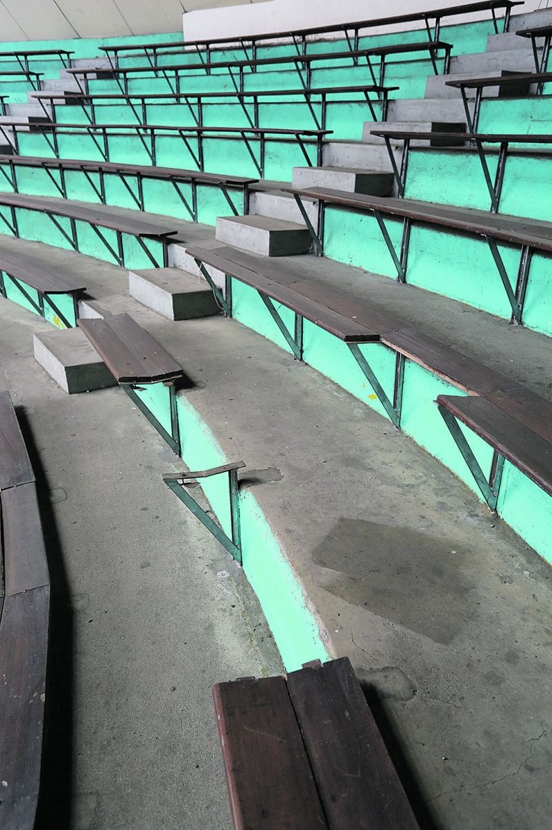 Sem uso, ginásio de esportes parece hoje um alojamento de entulhos. Arquibancada quebrada e falta de segurança decretam interdição | Daniel Castellano/ Gazeta do Povo