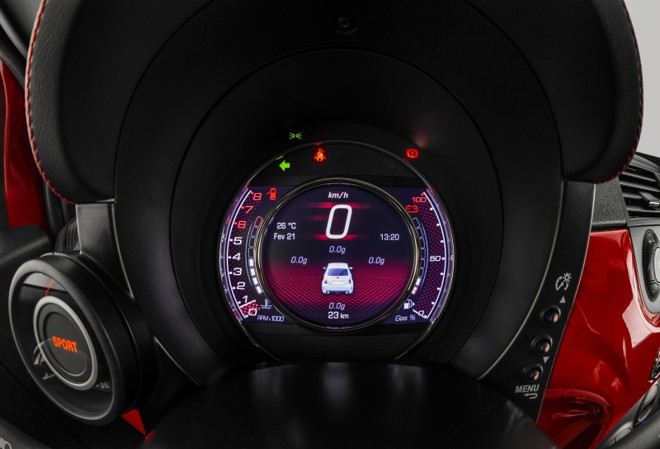 O quadro de instrumentos do Abarth é todo digital |