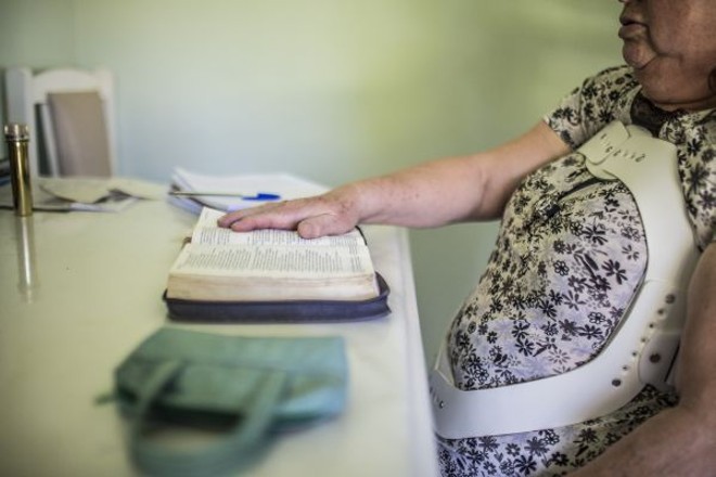 Mulher com problemas na coluna recebe benção | 