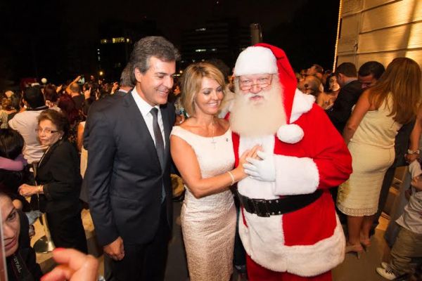 Na abertura do Natal Encantado do Paraná, segunda-feira, no Castelo do Batel, o governador Beto Richa, primeira-dama Fernanda Richa com o Papai Noel | Foto: Iko Eventos