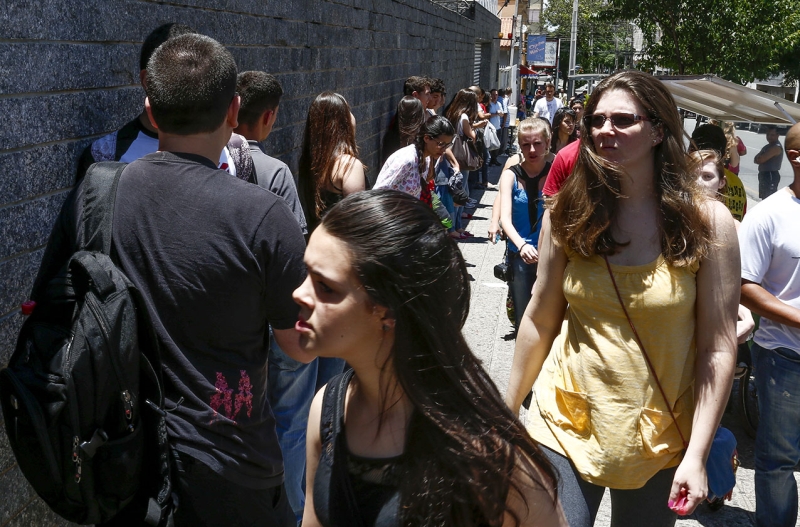 Candidatos do Enem aguardam para ingressar no local da prova em Curitiba | Hugo Harada/Gazeta do Povo