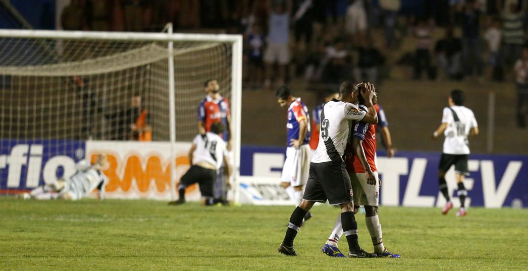 Gol vascaíno aos 46 minutos do segundo tempo castigou a boa partida do Paraná | Daniel Castellano/ Gazeta do Povo