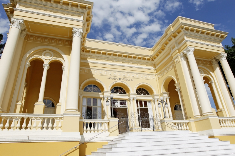 Fachada da Câmara: escolha final caberá aos vereadores | Antônio More /Gazeta do Povo