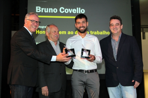 O repórter fotográfico da Gazeta do Povo Bruno Covello (de camisa) conquistou o 2º e 1º lugares na categoria Fotojornalismo na primeira edição do Prêmio Sistema Fiep de Jornalismo, entregue na noite de segunda-feira. Ele recebeu os troféus do presidente do Sistema Fiep, Edson Campagnolo, do superintendente, Ovaldir Nardin (ambos à esq.), e do diretor Paulo Pupo | Gilson Abreu