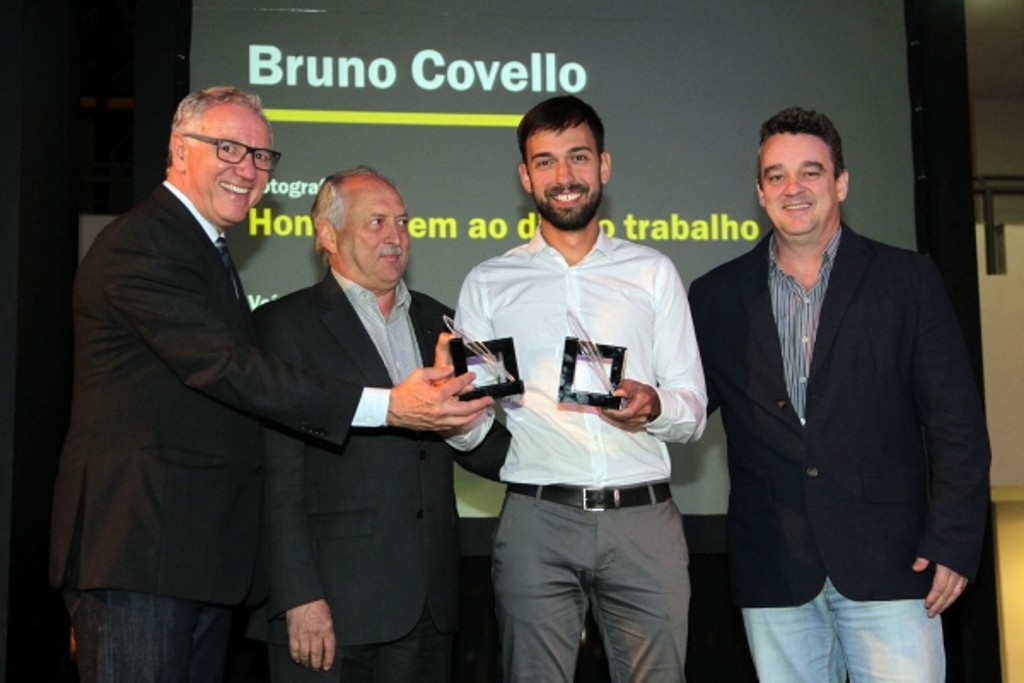 O repórter fotográfico da Gazeta do Povo Bruno Covello (de camisa) conquistou o 2º e 1º lugares na categoria Fotojornalismo na primeira edição do Prêmio Sistema Fiep de Jornalismo, entregue na noite de segunda-feira. Ele recebeu os troféus do presidente do Sistema Fiep, Edson Campagnolo, do superintendente, Ovaldir Nardin (ambos à esq.), e do diretor Paulo Pupo