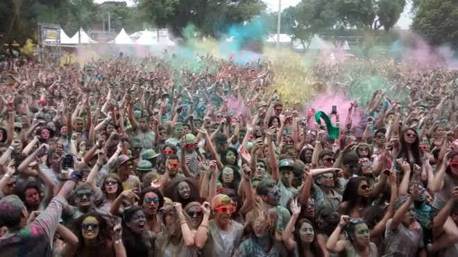 Cerca de dez mil pessoas participam do festival Happy Holi, no MON | 
