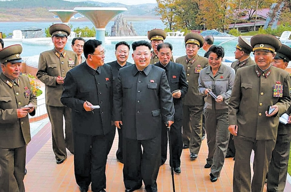 Kim Jong-un reapareceu andando com uma bengala, e consta que ordenou a libertação de um americano | Rodong Sinmun/European Pressphoto Agency