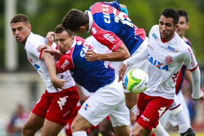 Jean sobe para tentar o gol de cabeça. |