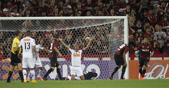 Na área rubro-negra, Leonardo Silva reclama de uma falta que não existiu. | 