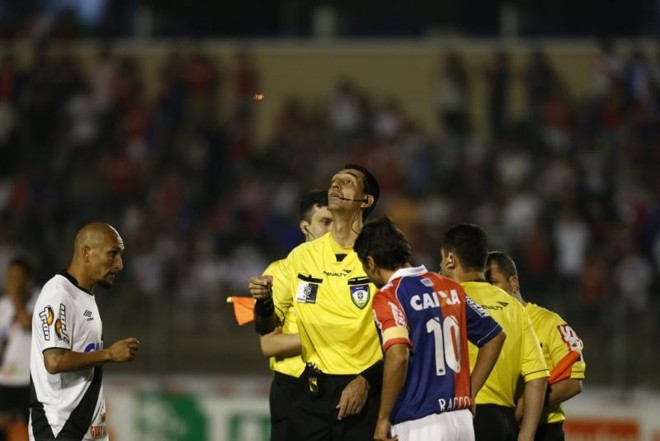 Capitães de Paraná e Vasco antes do início do jogo |