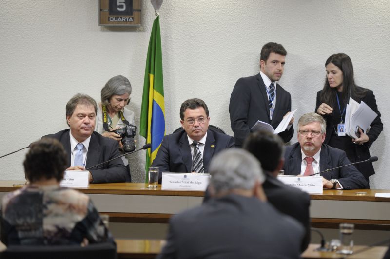 Integrantes da CPMI da Petrobras. Sentados da esquerda para direita o vice-presidente da CPMI, senador Gim (PDT-DF), o presidente da CPMI, senador Vital do Rêgo (PMDB-PB) e o relator, deputado Marco Maia (PT-RS) | Jefferson Rudy / Agência Senado