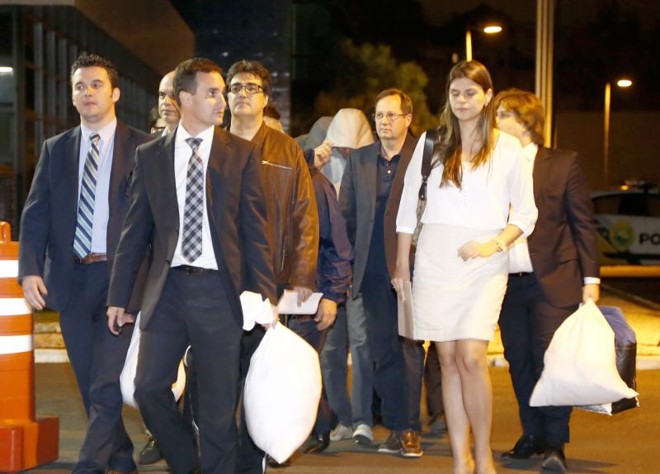 Investigados da Lava Jato deixam a sede da PF em Curitiba acompanhados por advogados |