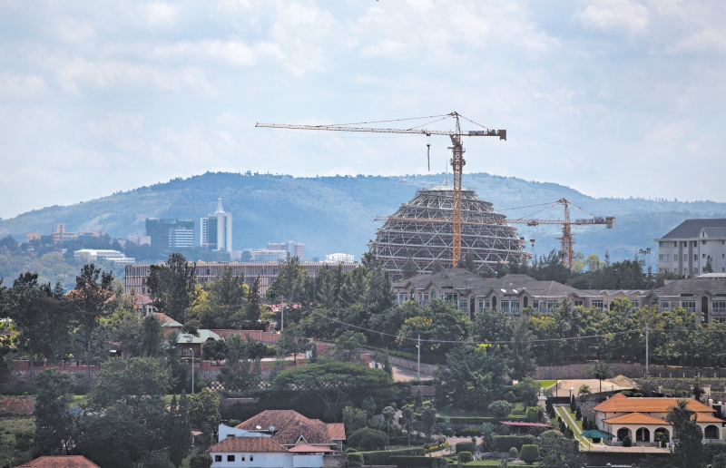 Centro cívico em construção em Kigali, Ruanda; venda de títulos trouxe capital para expandir infraestrutura de países africanos | Ben Curtis/Associated Press