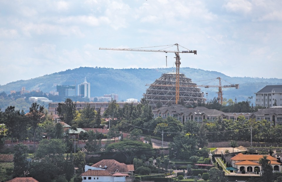 Centro cívico em construção em Kigali, Ruanda; venda de títulos trouxe capital para expandir infraestrutura de países africanos | Ben Curtis/Associated Press