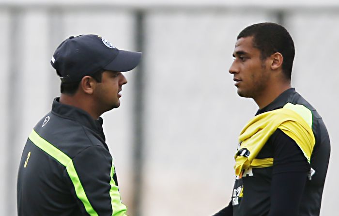 Welinton conversa com o técnico Marquinhos Santos: zagueiro está fazendo trabalhos específicos para se recuperar no Coritiba | Albari Rosa / Gazeta do Povo