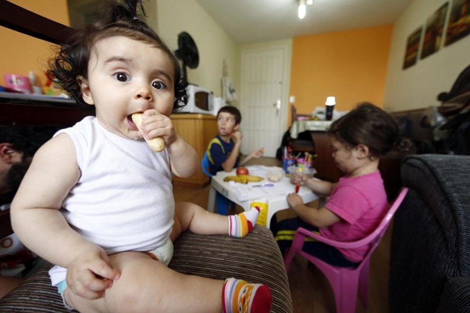 Os irmãos Gloria, Daniel e Catarina sempre têm alguma fruta à mão quando bate aquela fominha | Albari Rosa / Gazeta do Povo