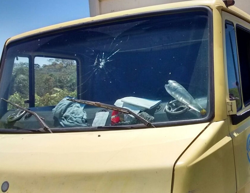 Em um dos assaltos, os criminosos atingiram o para-brisas do caminhão e por pouco não acertaram o motorista | Divulgação / PRF