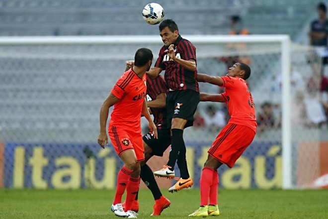 Volante Paulinho Dias, do Atlético, tenta espantar o perigo diante do Sport |