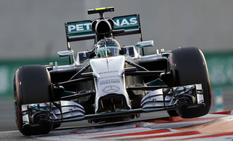Nico Rosberg ataca a zebra no treino de classificação para o GP de Abu Dabi. | Reuters/Caren Firouz