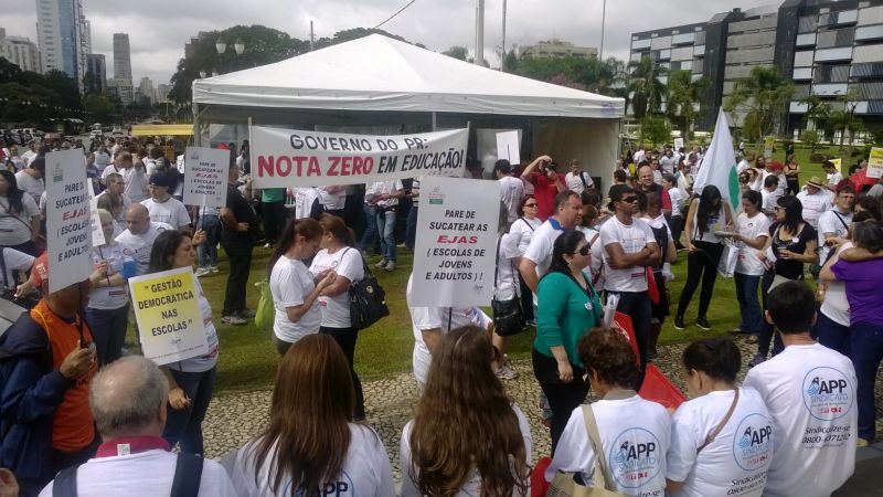 Professores protestam no Centro Cívico nesta quarta-feira | Aniele Nascimento/Agência Gazeta do Povo de Notícias